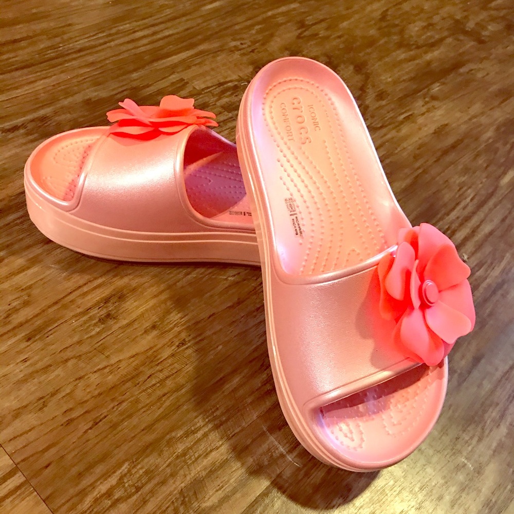 Women’s platform crocs, size 8